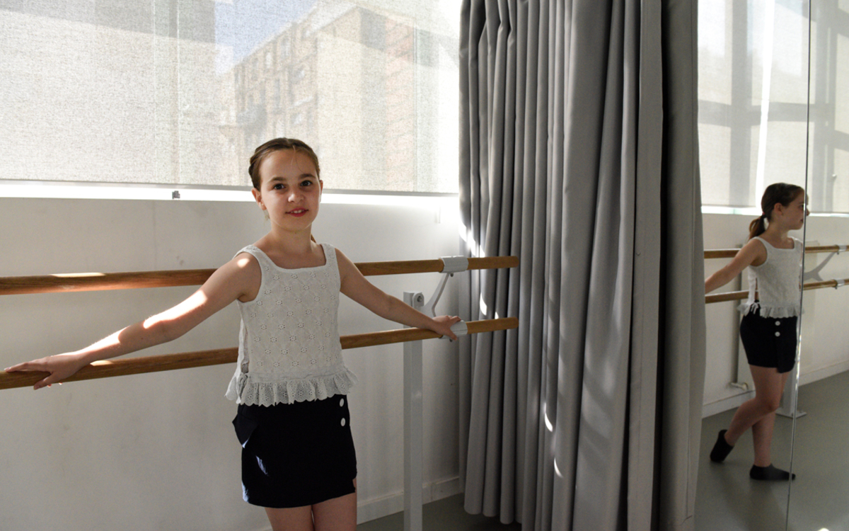 Portrait d'une jeune danseuse classique au conservatoire municipal du 13e Maurice Ravel. 
