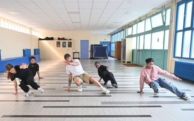 les collégiens s'entrainent à une séance de break dance