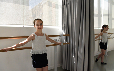Portrait d'une jeune danseuse classique au conservatoire municipal du 13e Maurice Ravel. 