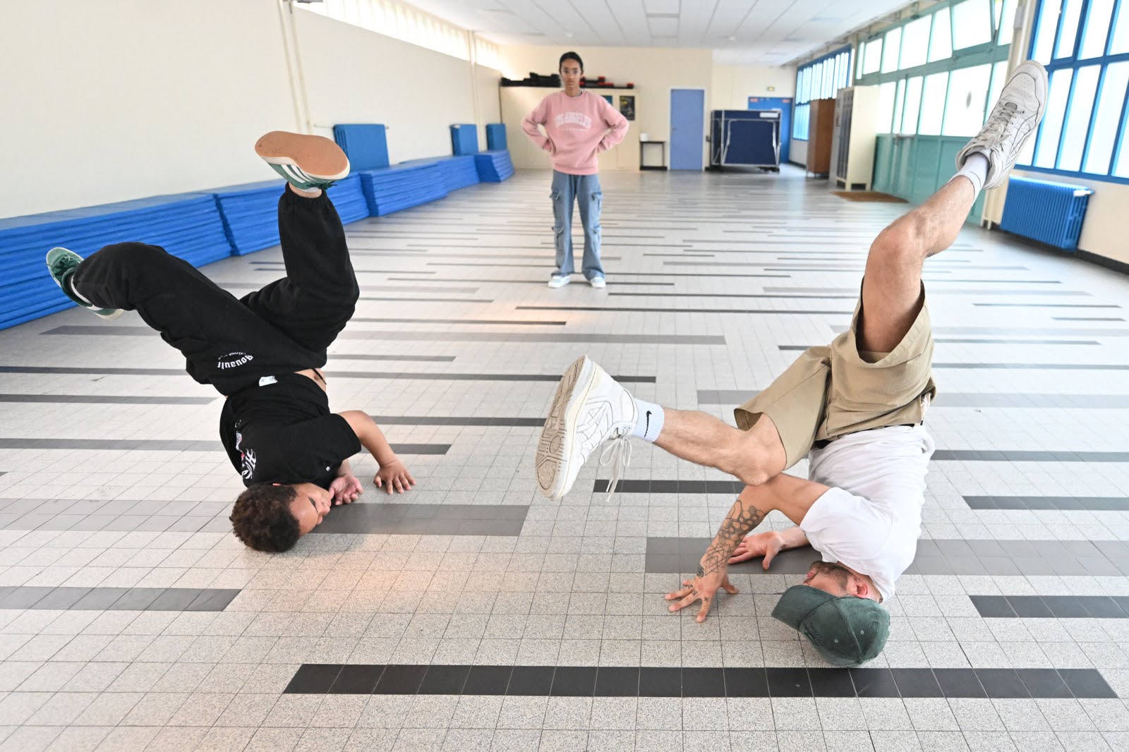 Un collégien s'entraine au break avec son coach