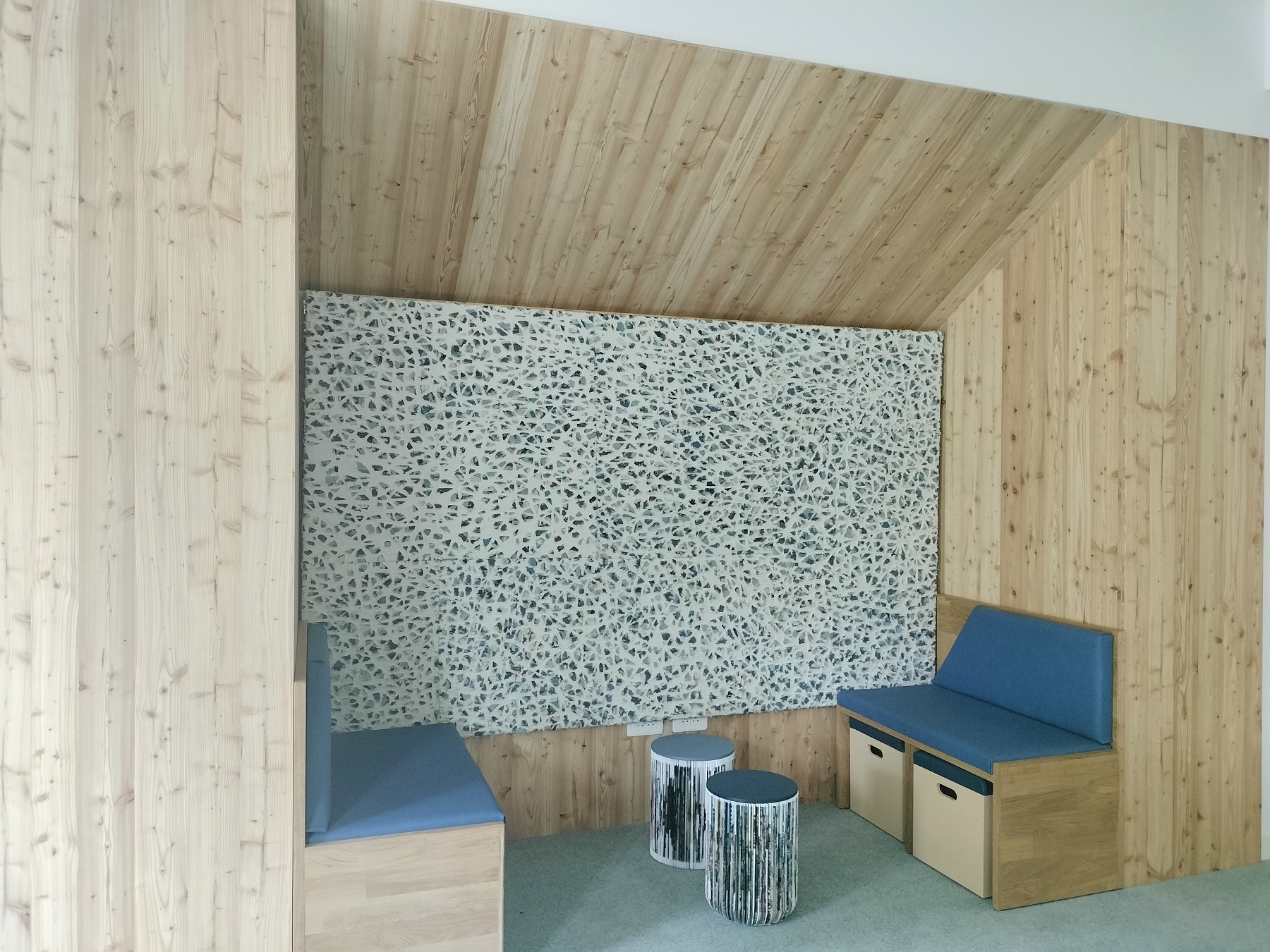 Chaises et bancs en bois