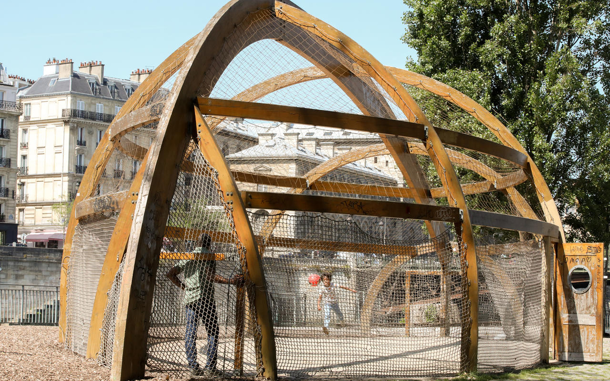 Enfnats jouant au foot sur les Berges