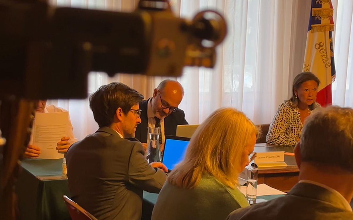 les élus siégeant en salle du conseil