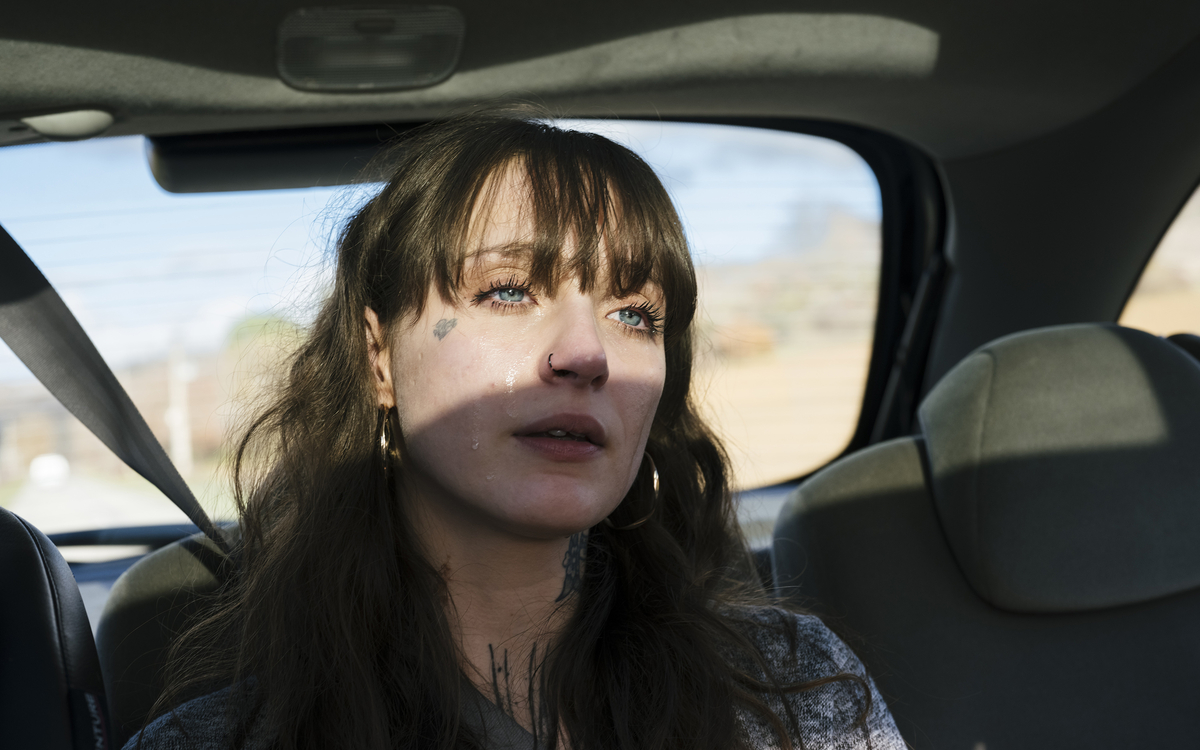 Une femme dans une voiture