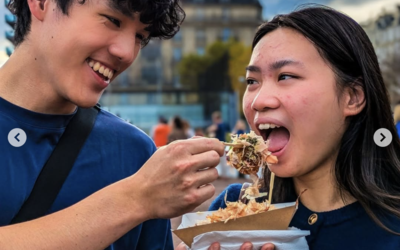 Il s'agit de deux Japonais mangeant