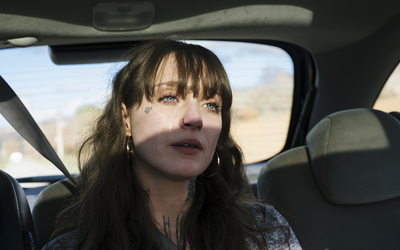Une femme dans une voiture