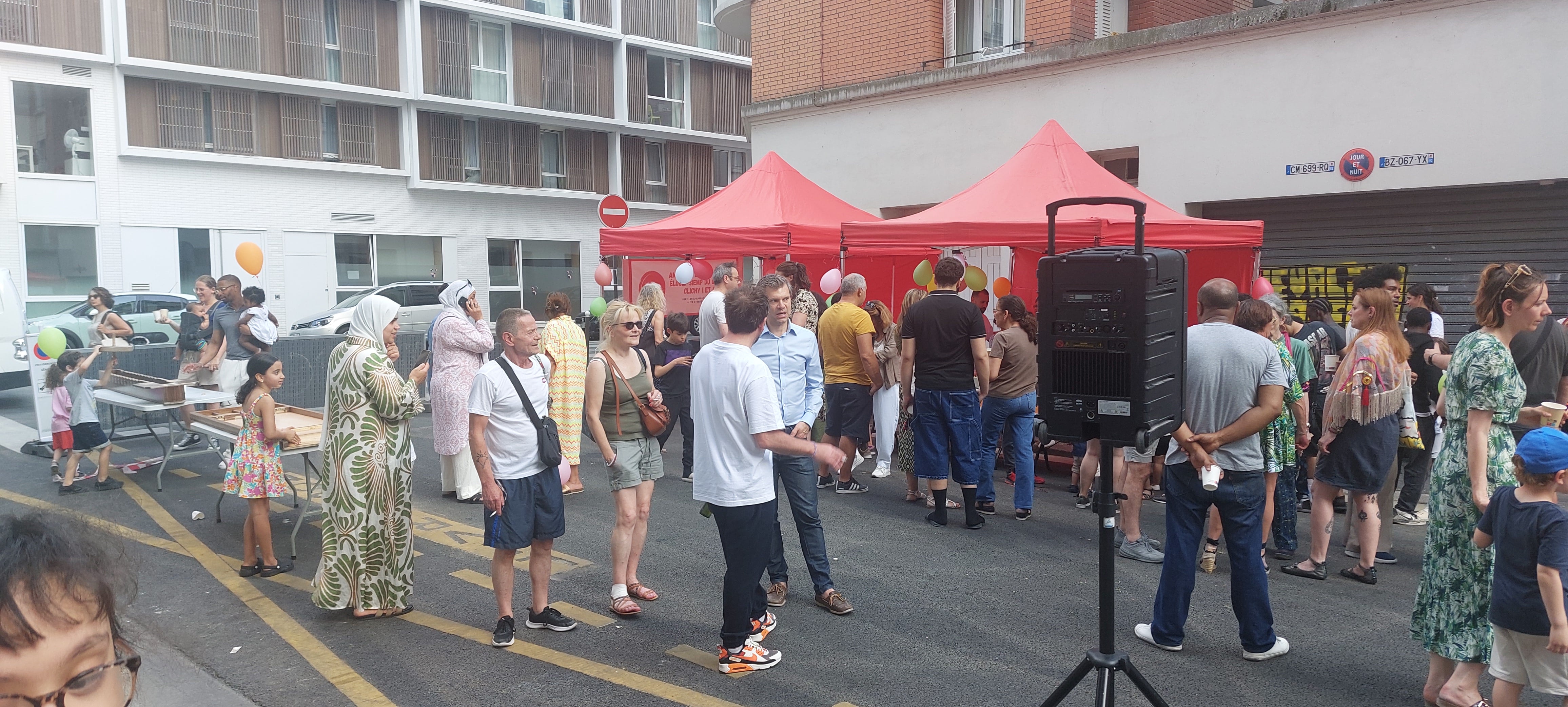 Photo de la fête en vue panoramique permettant de voir les nombreux participants