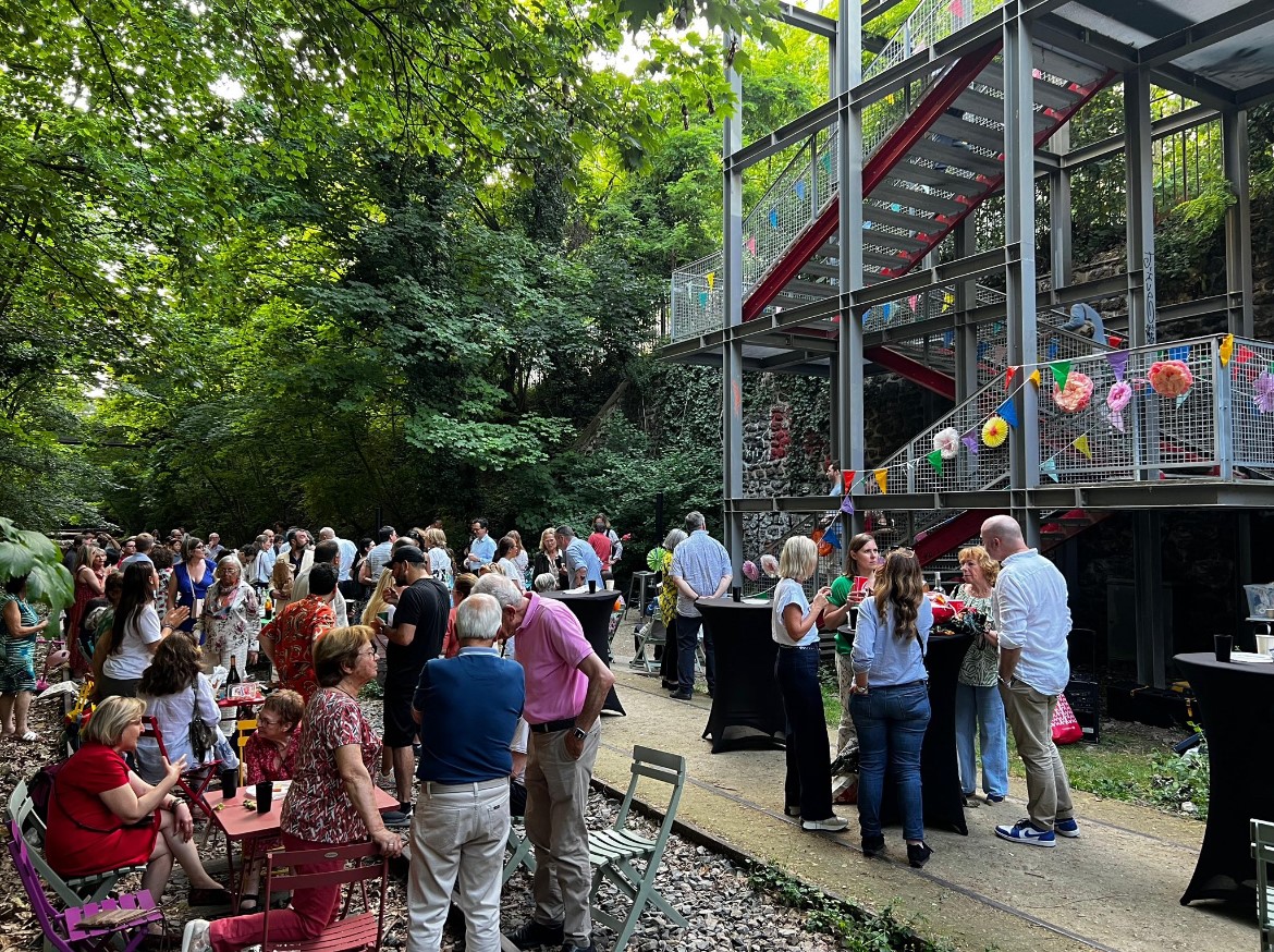 Vue panoramique sur l'apéritif convivial