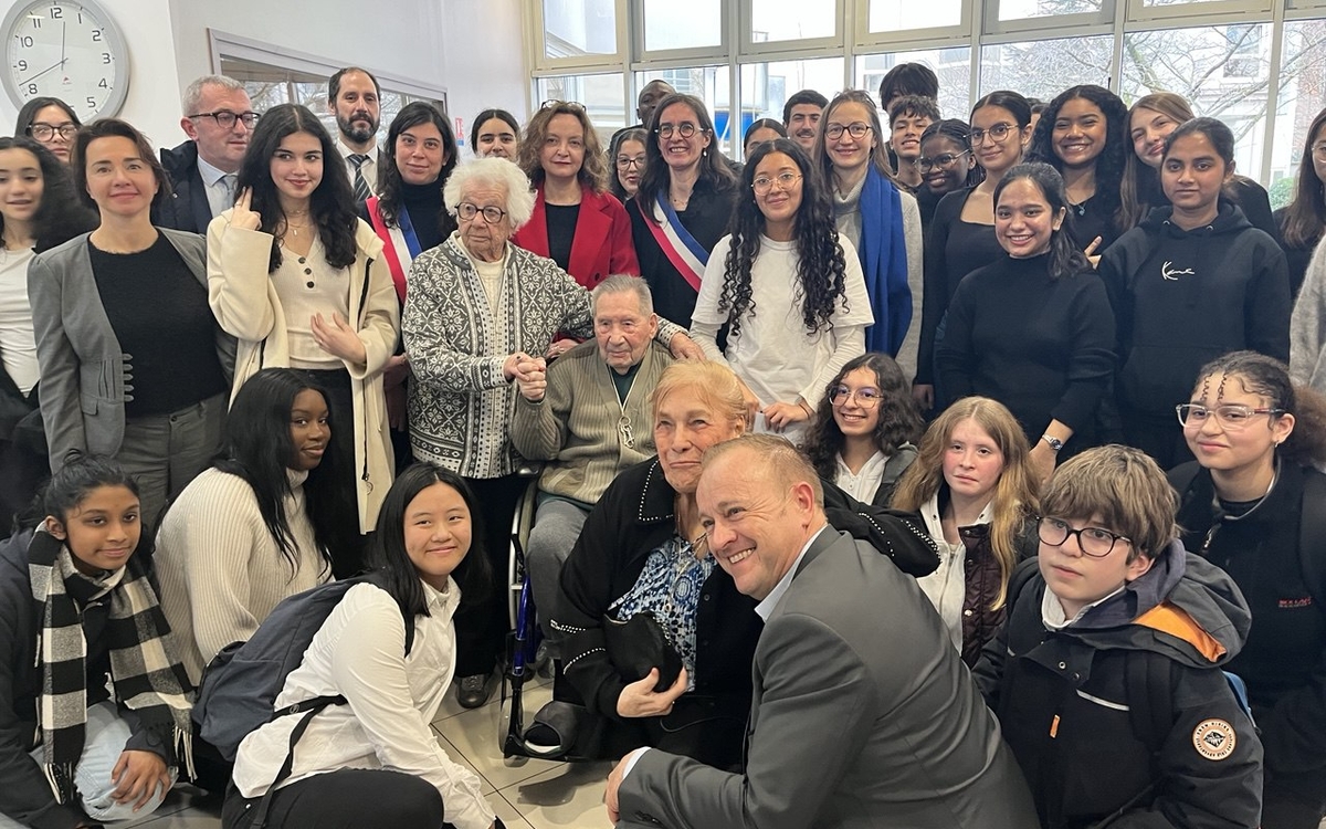 Esther Senot, Jacques Altmann entourés des des élèves de la classe UPE2A du lycée Paul-Valéry, des membres de la Fondation Rotschild et de l’équipe municipale du 12ème arrondissement