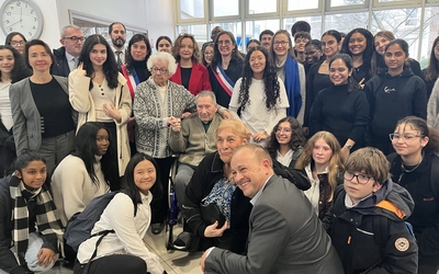 Esther Senot, Jacques Altmann entourés des des élèves de la classe UPE2A du lycée Paul-Valéry, des membres de la Fondation Rotschild et de l’équipe municipale du 12ème arrondissement