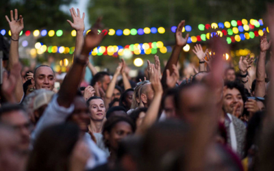 Foule dans un concert estival, les mains en l'air 
