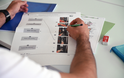 Photo d'un exercice donné aux participants aux cours de français donnés à la Maison des réfugiés. 