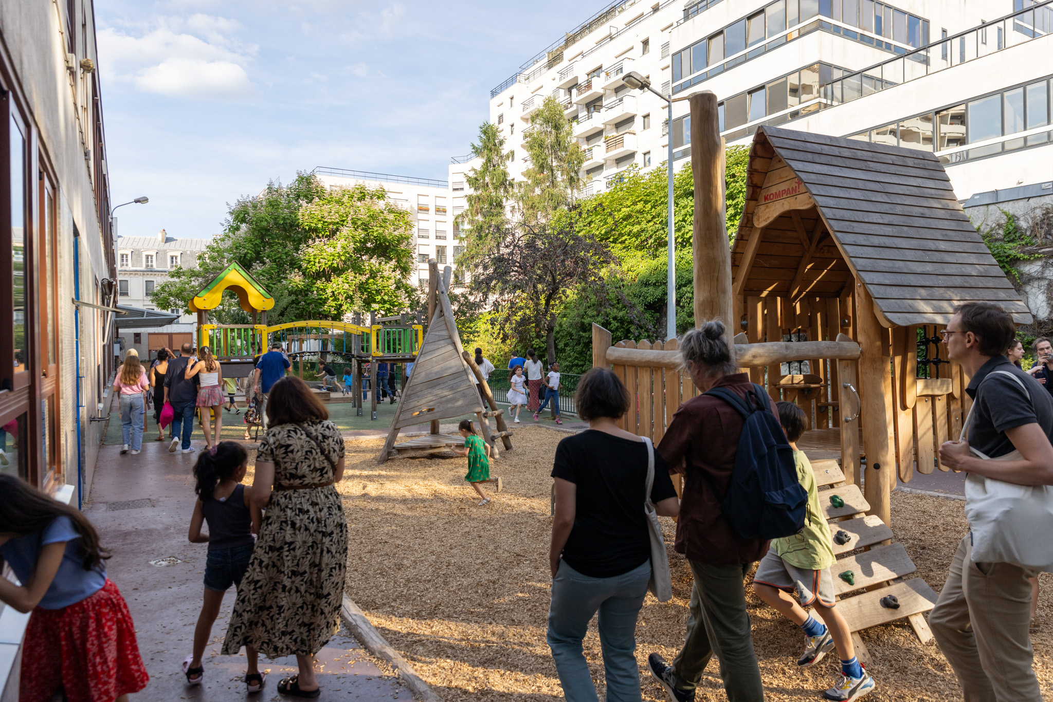 Des jeux d'enfants dans une cours oasis
