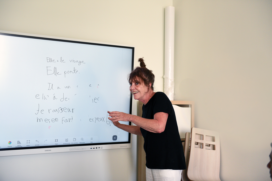 La professeure Valérie, ici au tableau, travaille chez Emmaüs solidarité, donne des cours de français à la Maison des réfugiés. 