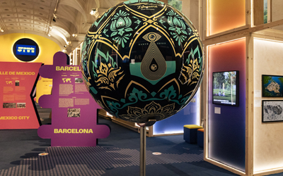Un ballon au beau milieu de l'exposition "De Paris à Belém : 10 ans d'actions mondiales pour le climat" avec Obey