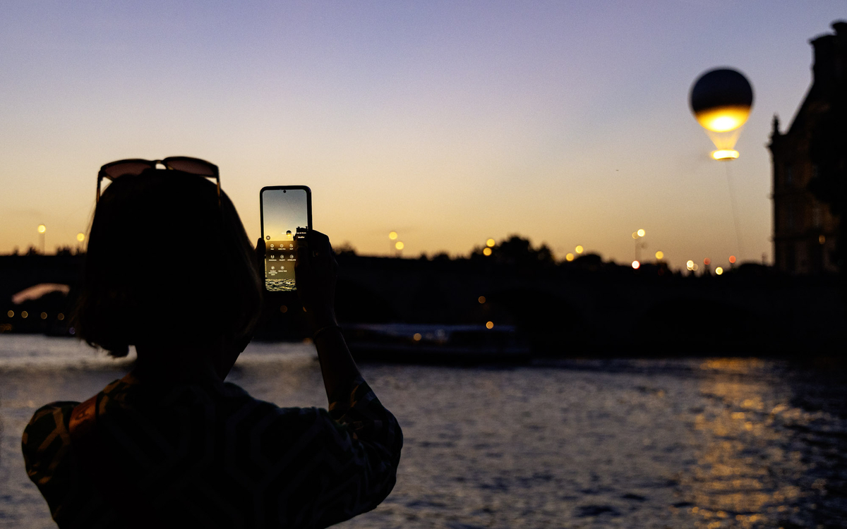 Personne prenant au téléphone une photo de la vasque