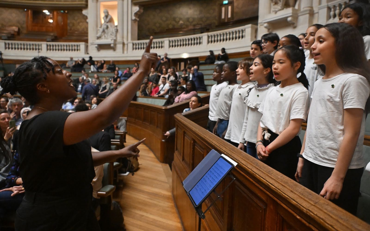 Des enfants chantent dans le grand amphithéâtre de la Sorbonne