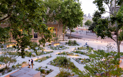 Le jardin mémoriel des attentats du 13 novembre, à la tombée de la nuit. 