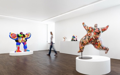 Galerie d'exposition avec des oeuvres de Niki de Saint Phalle