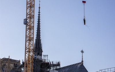 une statue dans le ciel