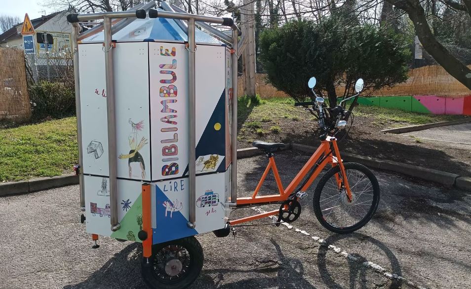 triporteur avec des hamacs qui se déplient à l'arrière