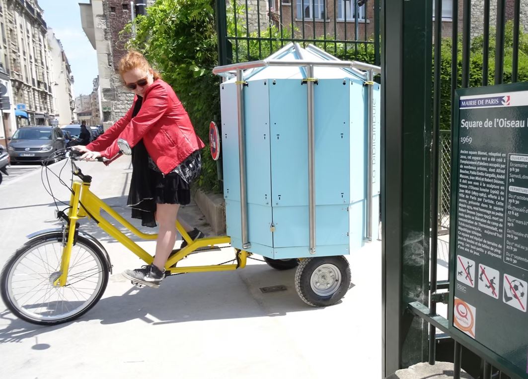 une femme sur un triporteur