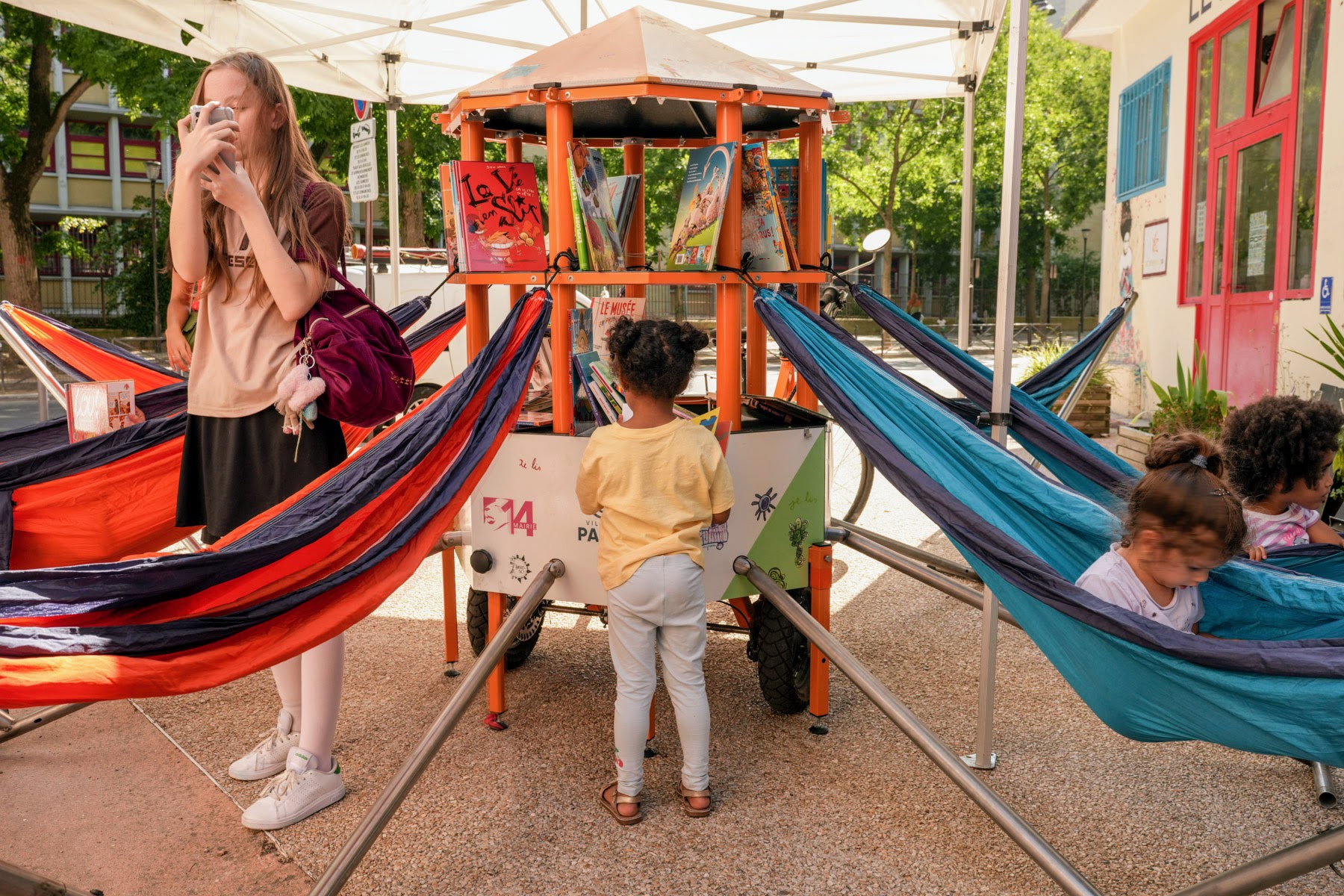 la bibliothèque mobile avec des enfants