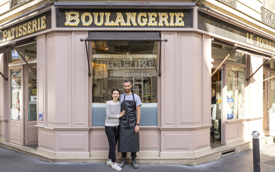 les 2 boulangers devant leur boutique 
