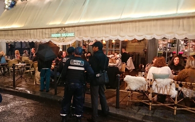policiers municipaux devant une terrasse