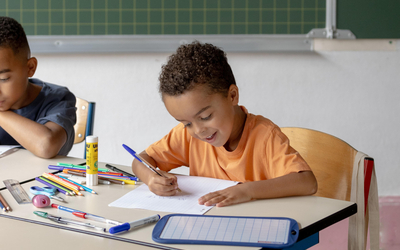 Un enfant avec des fournitures scolaires