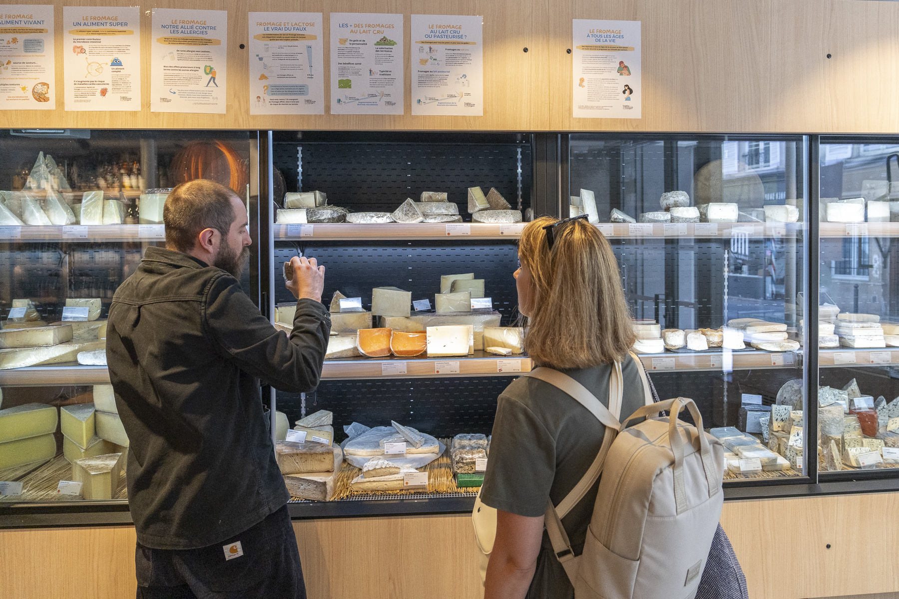 le fromager et une cliente 
