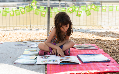 Enfant qui lit un livre