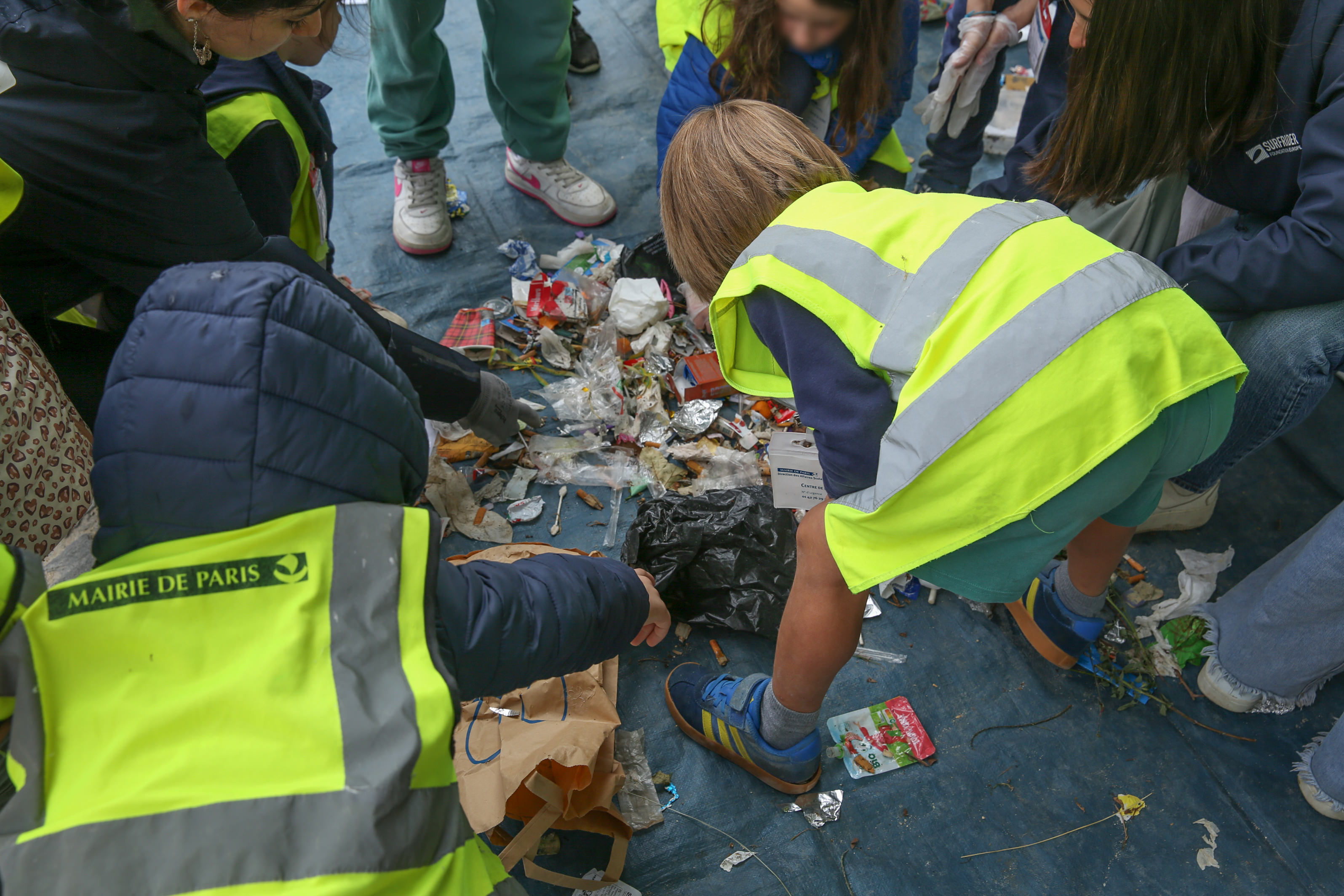 Triage des déchets par les enfants de l'assemblée citoyenne