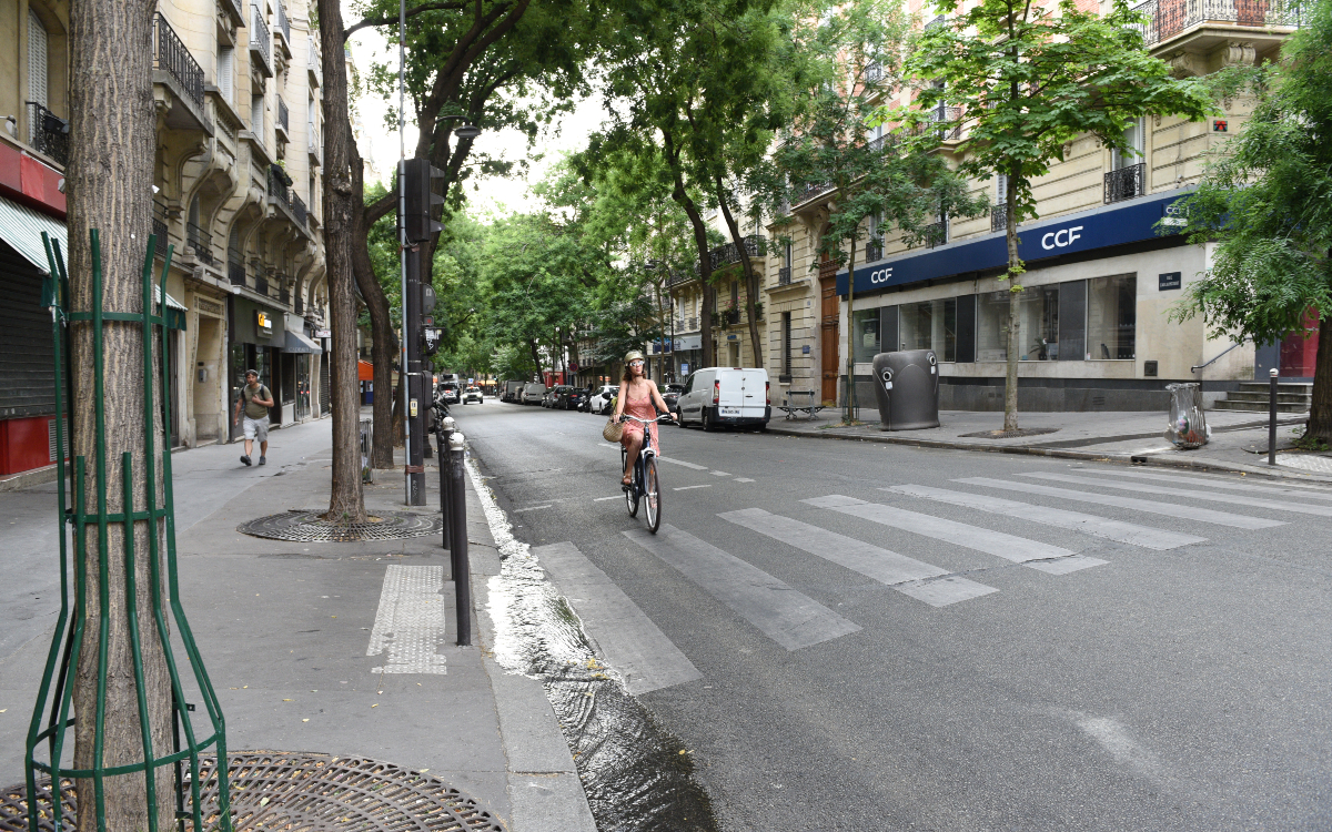 Une cycliste rue Caulaincourt, 18e. 