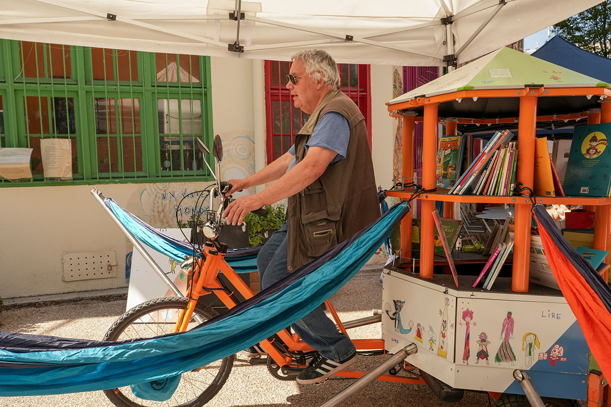 Un homme sur un vélo tirant des hamacs