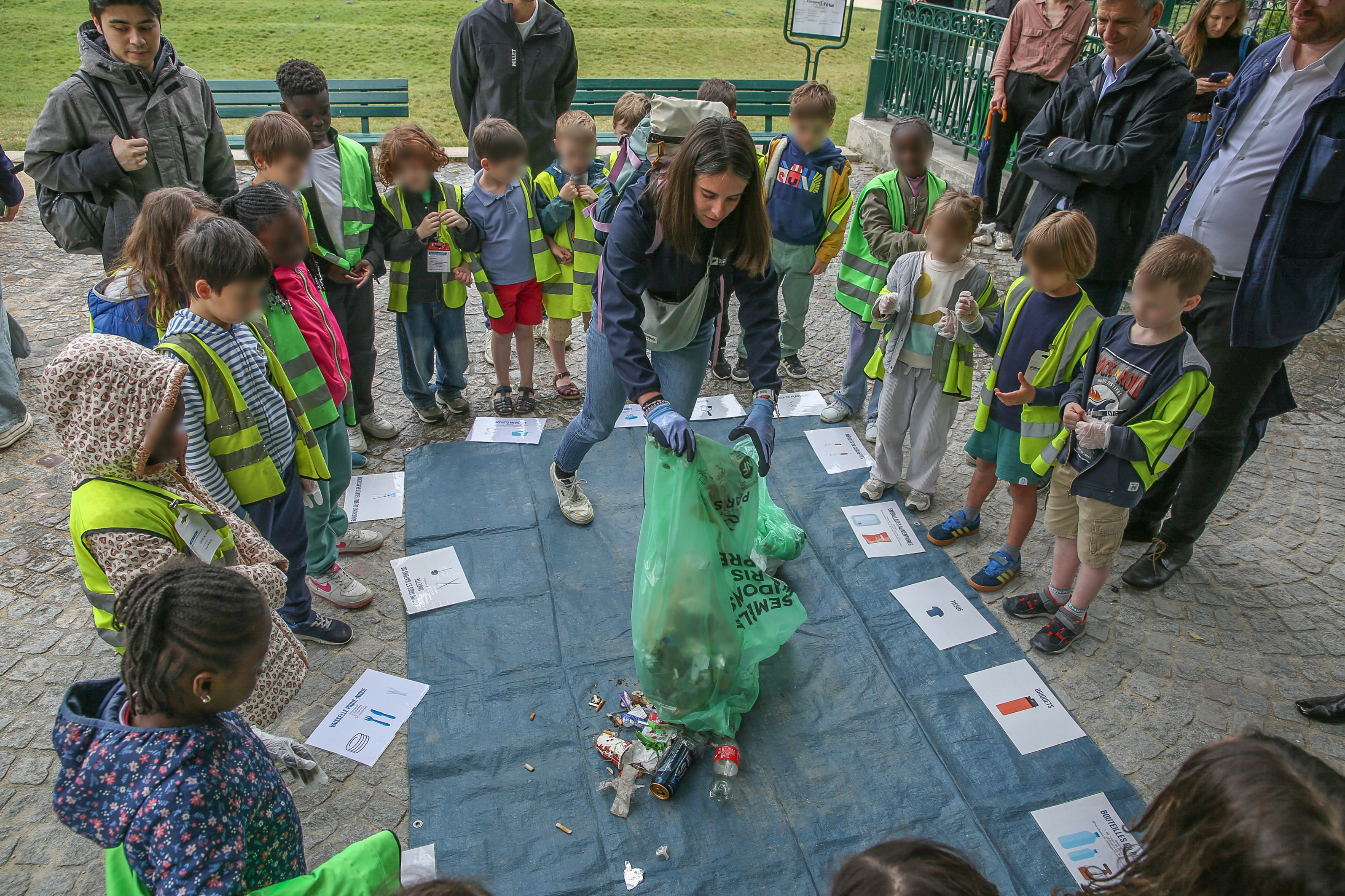 Triage des déchets par les enfants de l'assemblée citoyenne et les agents