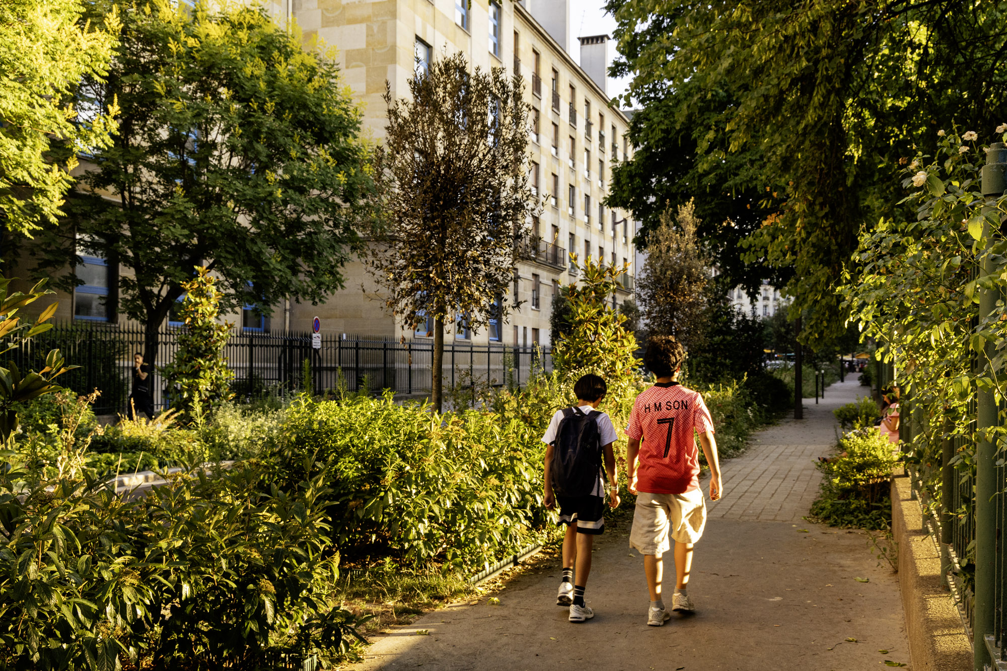enfants dans une rue végétale