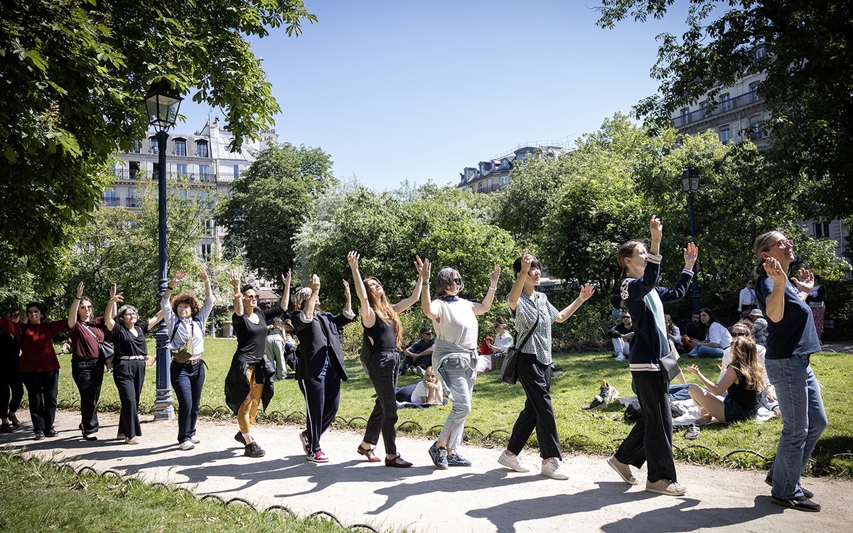 Des personnes qui font la fête dans un parc