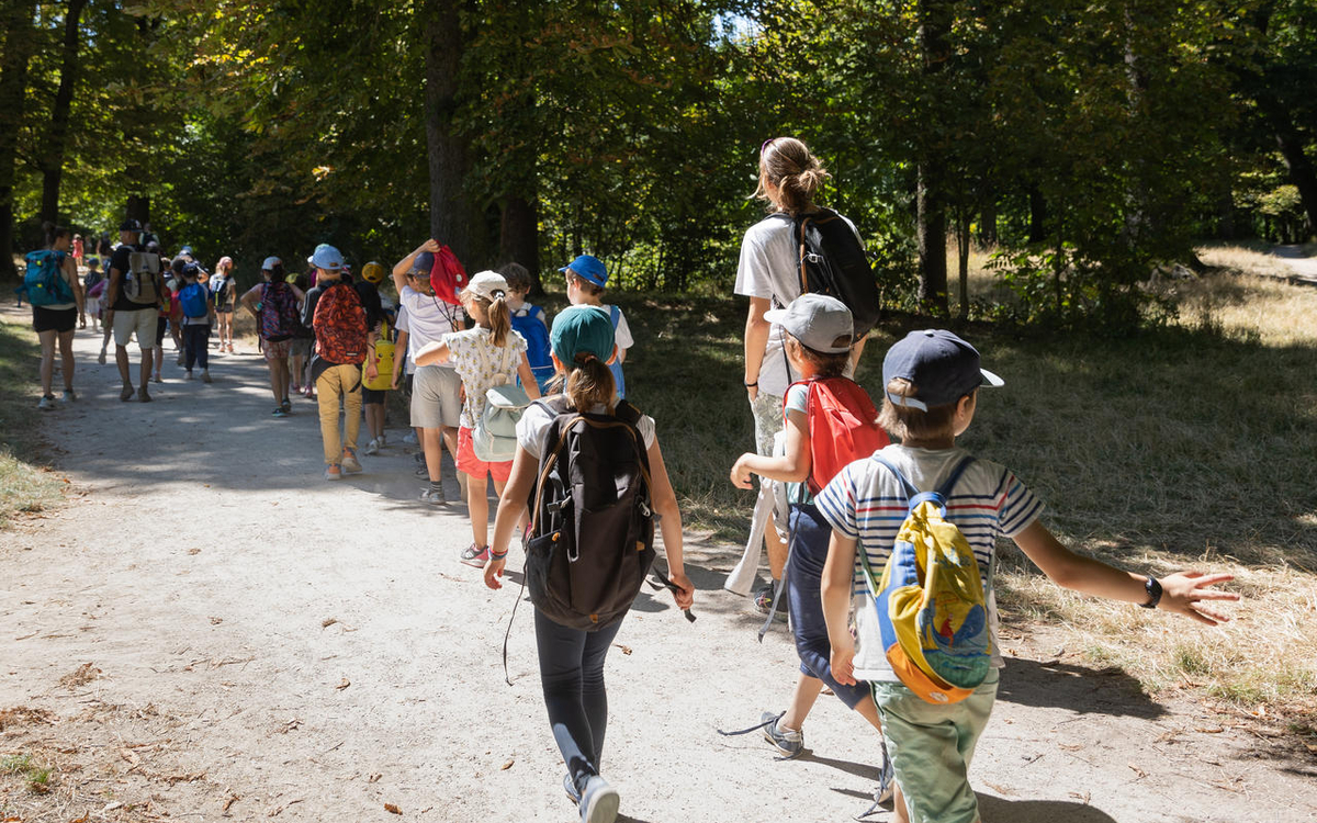 Des enfants marchent sur un sentier dans un bois de Vincennes