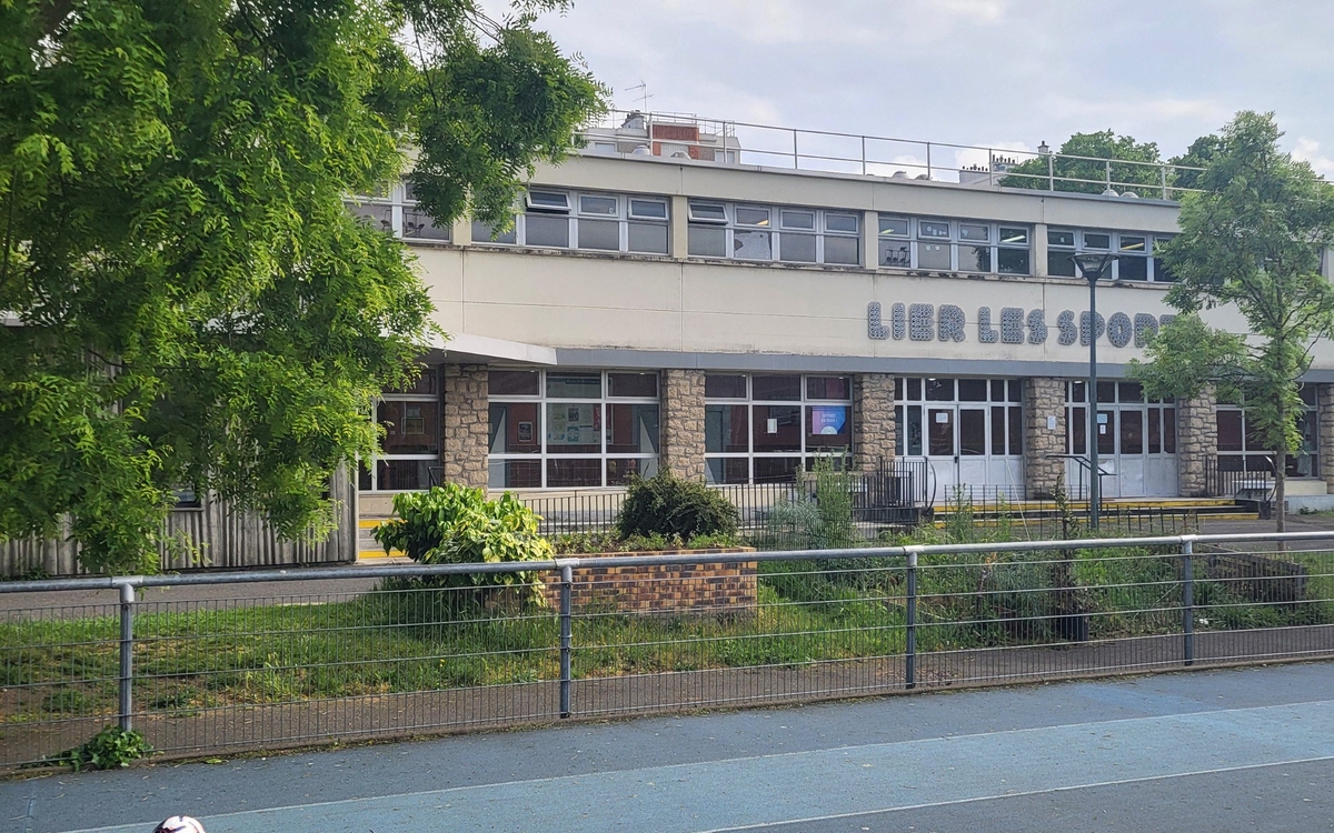 Vue d'une entrée du Centre sportif Jules Noël