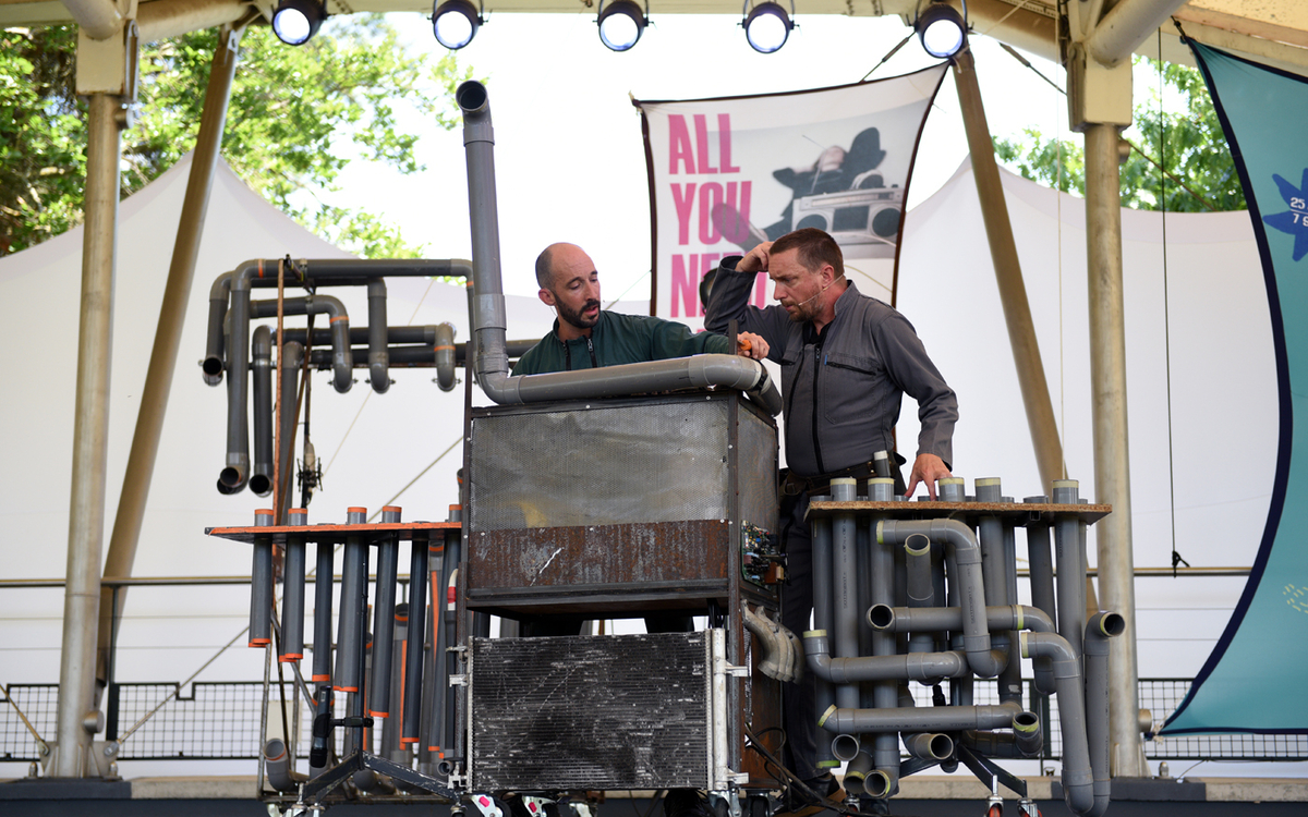 Deux artistes, du spectacle Permis de reconstruire, font de la musique grace à des tubes en PVC lors du festival de musique pour jeune public Pestacles au Parc Floral.