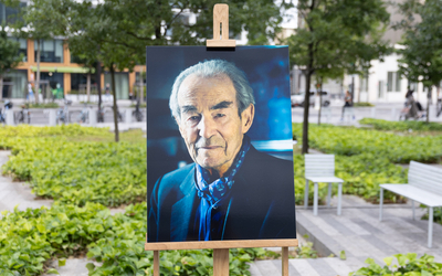 Photo de Robert Badinter posée sur un chevalet, lors de l'inauguration du parvis Robert Badinter, 17e 