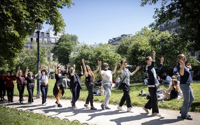 Des personnes qui font la fête dans un parc