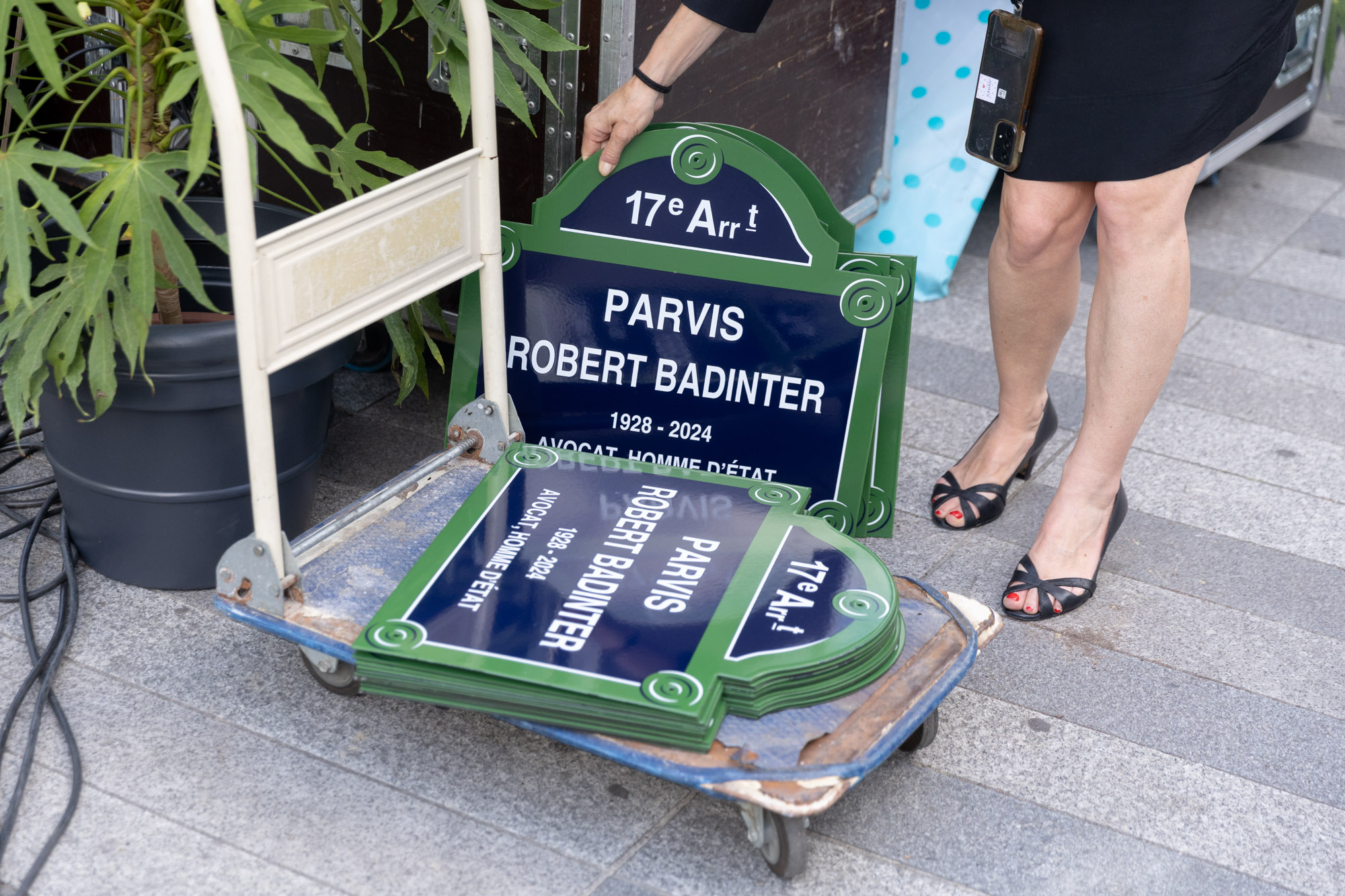 Pile de plaques du Parvis Robert Badinter, 17e.