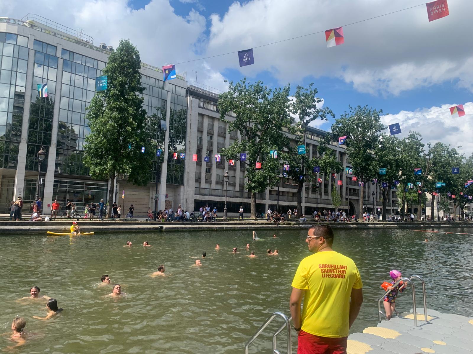gens qui se baignent dans le canal Saint-Martin
