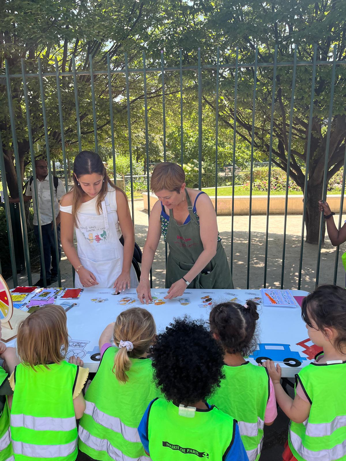 Des enfants suivent un atelier de nutrition