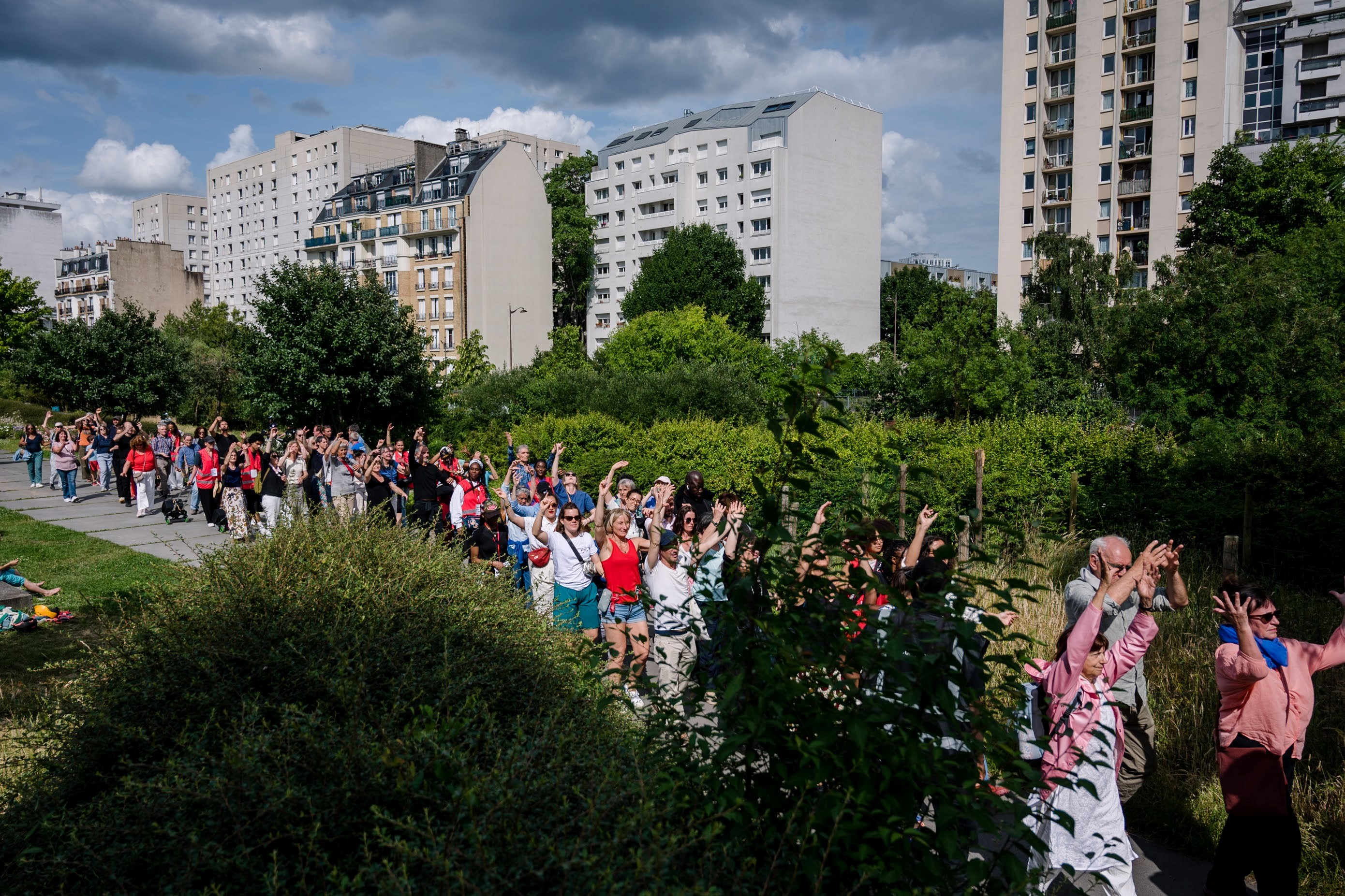 Des personnes qui font la fête dans un parc