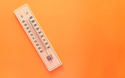 Thermomètre sur fond orange 