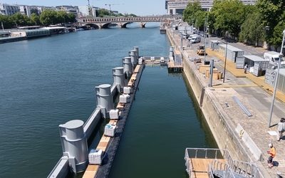 Une photo de la piscine dans la Seine du site de bercy
