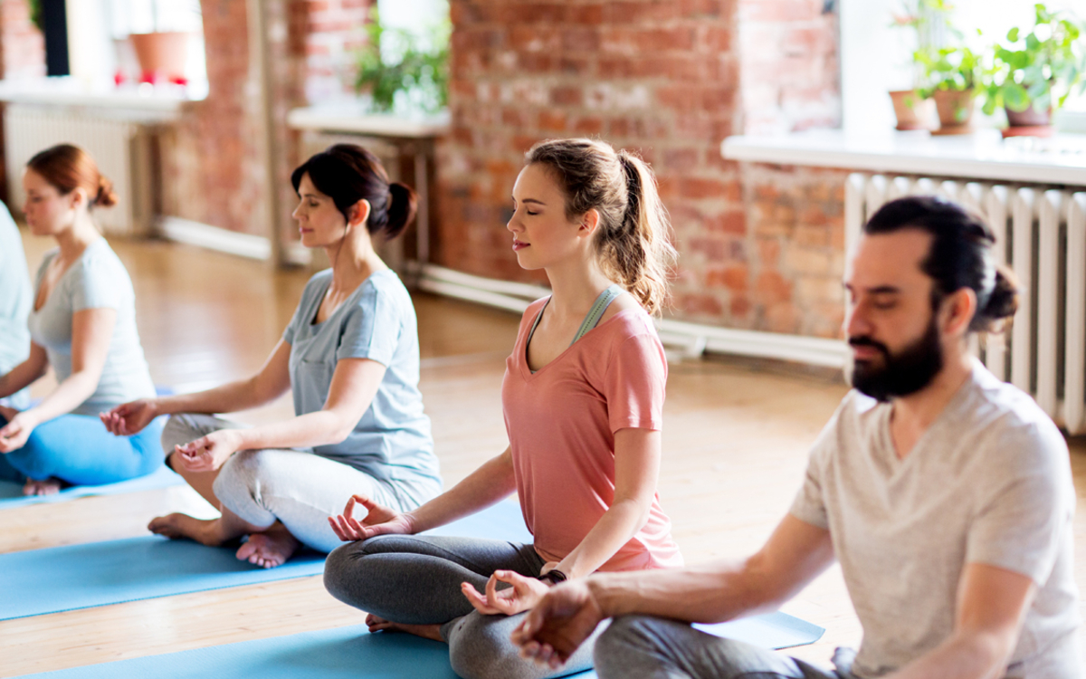 Des personnes qui font du yoga